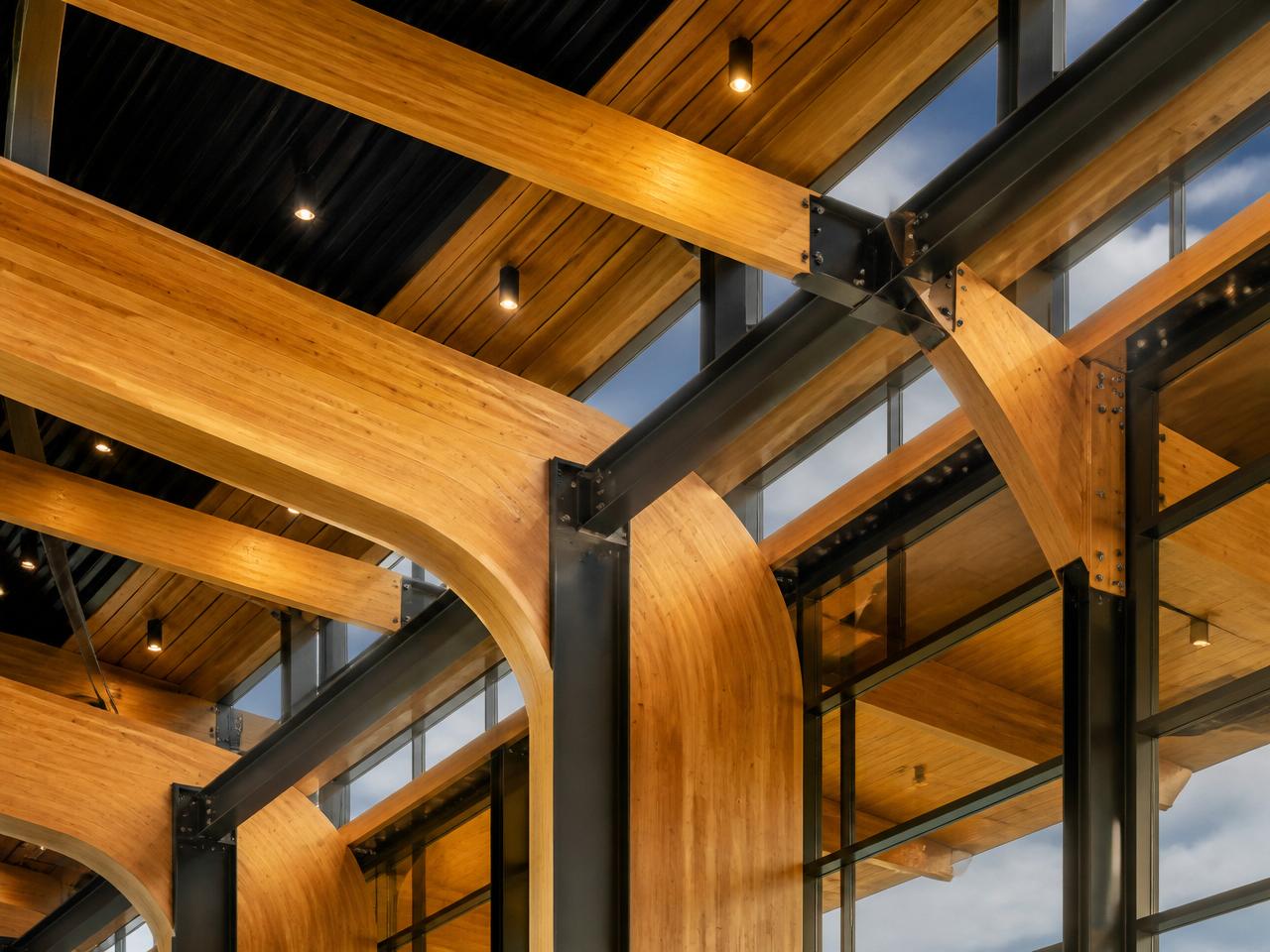 Modernes Tragwerk aus Brettschichtholz und Stahl in zeitgemäßer Architektur